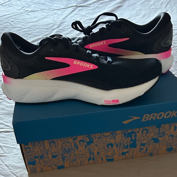 Brooks Women's Ghost 16 Shoes - Black with Pink Highlights - Picture 2 of 3